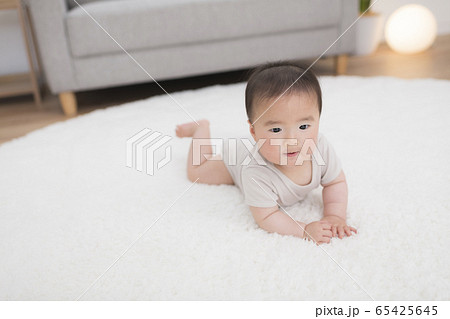 マットの上で動き回る赤ちゃん マットの上で動き回る赤ちゃん 65425645