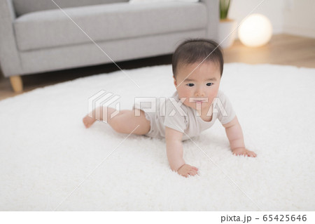 マットの上で動き回る赤ちゃん マットの上で動き回る赤ちゃん 65425646