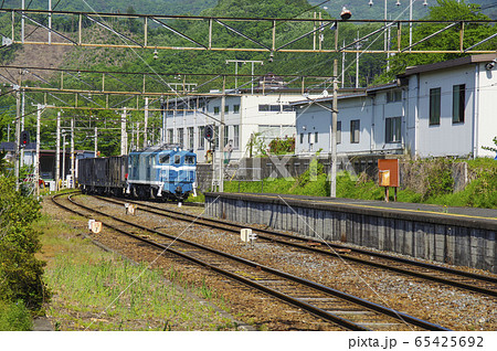 石灰石を輸送する貨物列車 石灰石を輸送する貨物列車 65425692