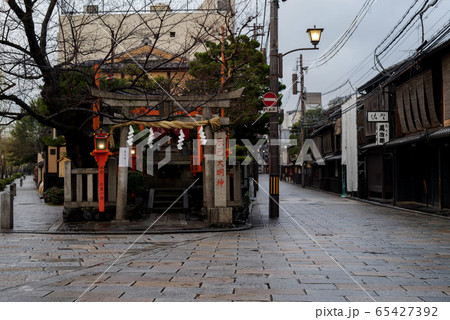 京都祇園白川・辰巳大明神界隈、雨上がりの朝の石畳の街並み 京都祇園白川・辰巳大明神界隈、雨上がりの朝の石畳の街並み 65427392