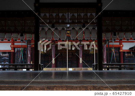 京都・八坂神社 舞殿と本殿 京都・八坂神社 舞殿と本殿 65427910