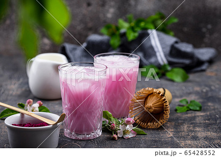 Pink matcha ice latte with milk 65428552