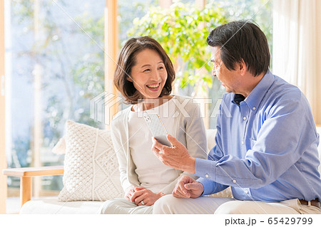 シニア夫婦、リビング、スマホ 65429799