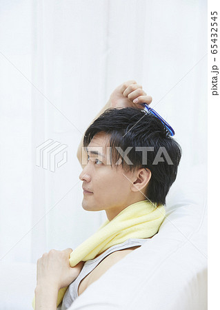 育毛をする若い男性 65432545