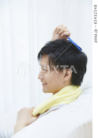 育毛をする若い男性 65432548