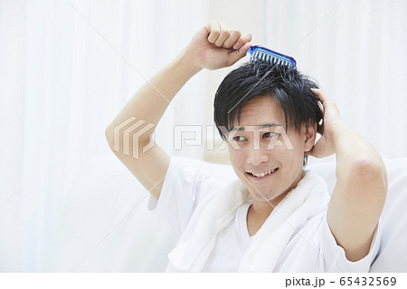 育毛をする若い男性 育毛をする若い男性 65432569