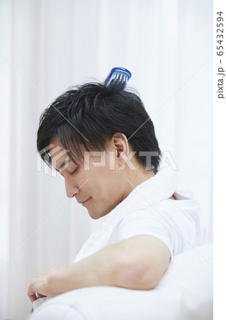 育毛をする若い男性 65432594