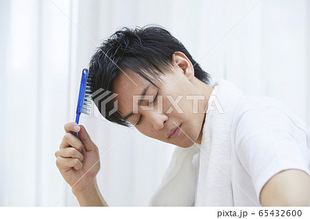育毛をする若い男性 65432600