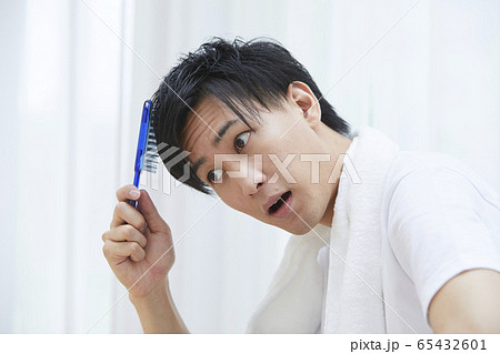 育毛をする若い男性 65432601