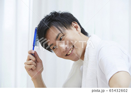 育毛をする若い男性 65432602