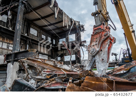 建築物件解体現場 Demolition of buildings 建築物件解体現場 Demolition of buildings 65432677