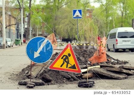 road sign, detour, road repair on the background of the road 65433052