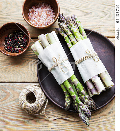 Fresh green asparagus 65433716