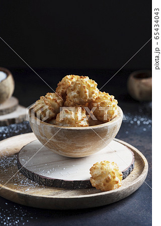 Traditional italian cookies with coconut 65434043