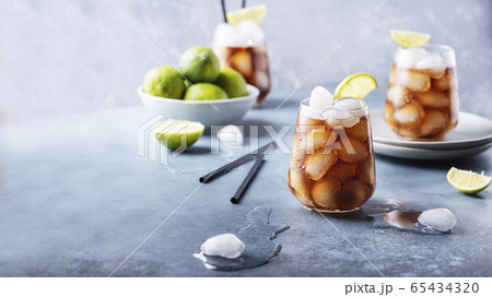 cocktail Cuba libre with rum, lime and cola 65434320