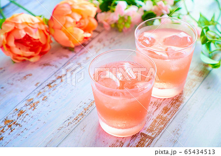 白いテーブルの上の飲み物 65434513