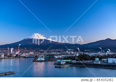 《静岡県》富士山・早朝の田子の浦港 65435281