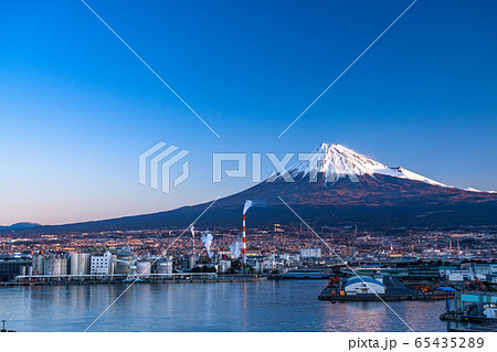《静岡県》富士山・早朝の田子の浦港 65435289