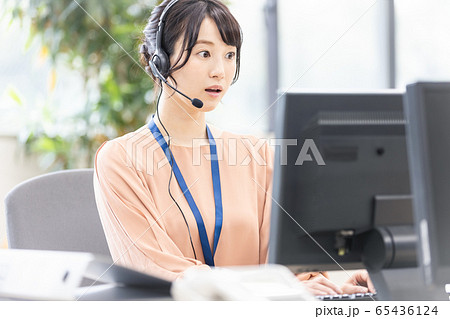 女性　ビジネス　ヘッドセット 65436124