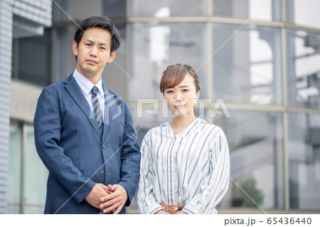 真剣な表情のビジネスマン・ビジネスウーマン 65436440