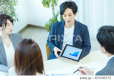 ビジネスシーン　会議　商談　ミーティング 65436572