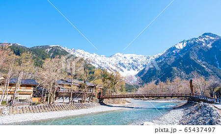 上高地・河童橋周辺の風景(5月上旬・朝)の写真素材 [65437497 上高地・河童橋周辺の風景(5月上旬・朝)の写真素材 [65437497