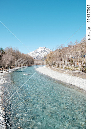 上高地・河童橋から焼岳を望む(5月上旬・朝) 上高地・河童橋から焼岳を望む(5月上旬・朝) 65437595