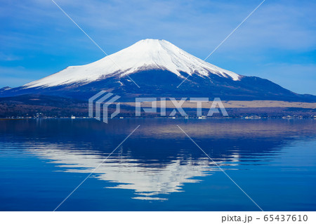 山中湖の平野浜から富士山(逆さ富士)  山中湖の平野浜から富士山(逆さ富士)  65437610