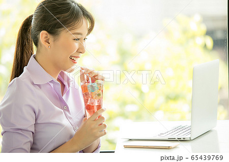 若い　きれい　女性　カフェ　ドリンク　飲み物　仕事　人物　素材 65439769