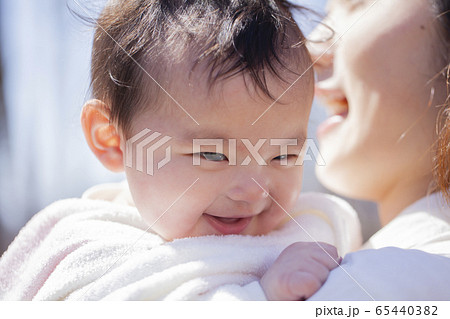 抱っこされる赤ちゃん 抱っこされる赤ちゃん 65440382