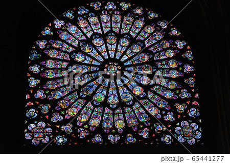 フランス パリ ノートルダム大聖堂 ステンドグラス バラの北窓の写真素材