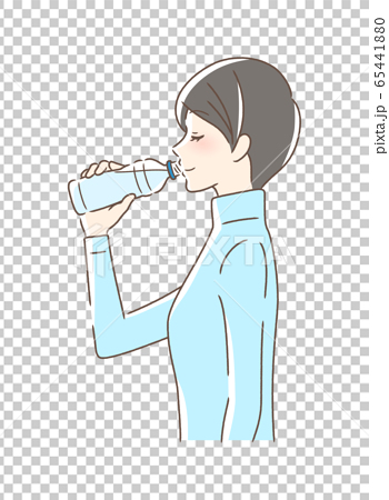 一個女人喝寵物瓶裝水的側面 65441880