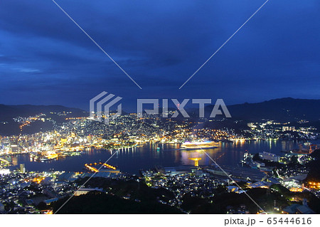 日本三大夜景 長崎 稲佐山から長崎港を臨む マジックアワー 日本三大夜景 長崎 稲佐山から長崎港を臨む マジックアワー 65444616