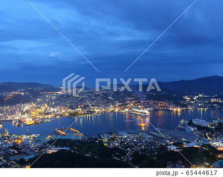 日本三大夜景 長崎 稲佐山から長崎港を臨む 夜の始まり 日本三大夜景 長崎 稲佐山から長崎港を臨む 夜の始まり 65444617