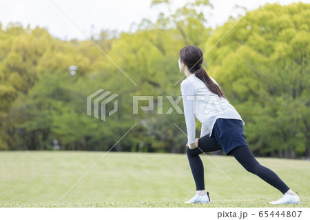 運動前の準備運動をする若い女性 65444807
