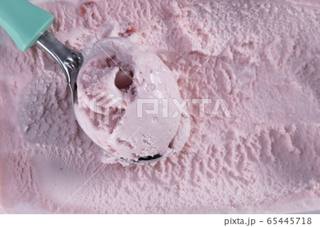 Top view of strawberry flavour ice cream 65445718