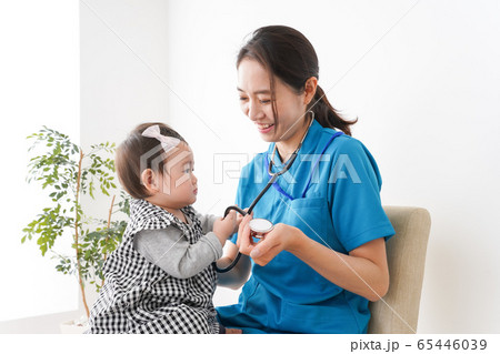 赤ちゃんの診察をする若いドクター 65446039