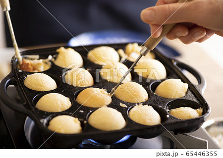 ピックを持ってたこ焼きを焼く調理イメージ 65446355