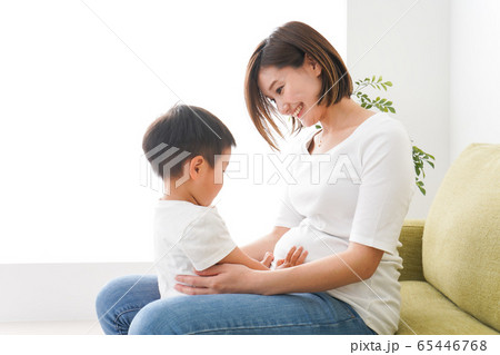 自宅で遊ぶ子どもとお母さん 65446768