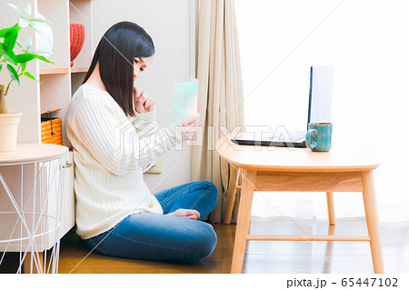 メッセージカード　考える女性　受け取る　書き方　コピースペース 65447102
