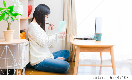 メッセージカード　書く女性　コピースペース　16:9 65447103