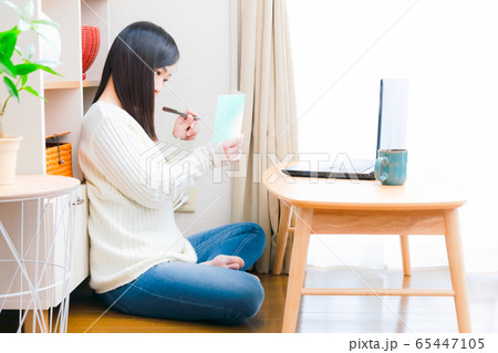 メッセージカード　書く女性　コピースペース　 65447105