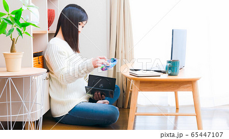 PC　ディスクを挿入、取り出す女性　コピースペース　16:9 65447107