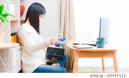 PC　ディスクを挿入、取り出す女性　コピースペース　16:9 65447113