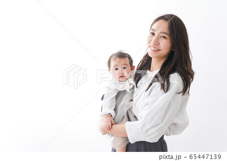 赤ちゃんを抱っこするお母さん 65447139