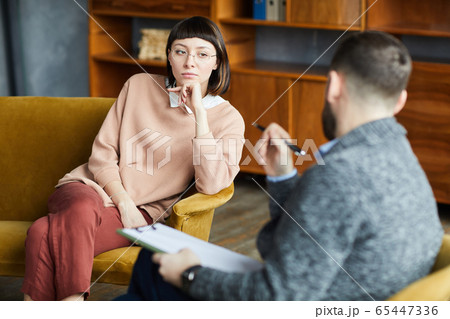 Woman talking to psychologist 65447336