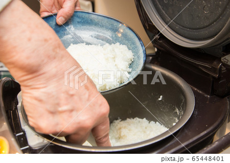 炊飯ジャーからごはんをよそう手元 炊飯ジャーからごはんをよそう手元 65448401