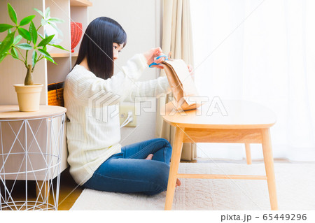 郵便物を開封する女性　コピースペース 65449296