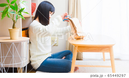 郵便物を開封する女性　コピースペース　16:9 65449297