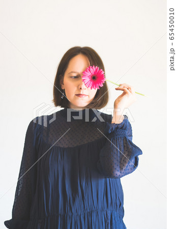 Beautiful female portrait with pink gerbera flower 65450010